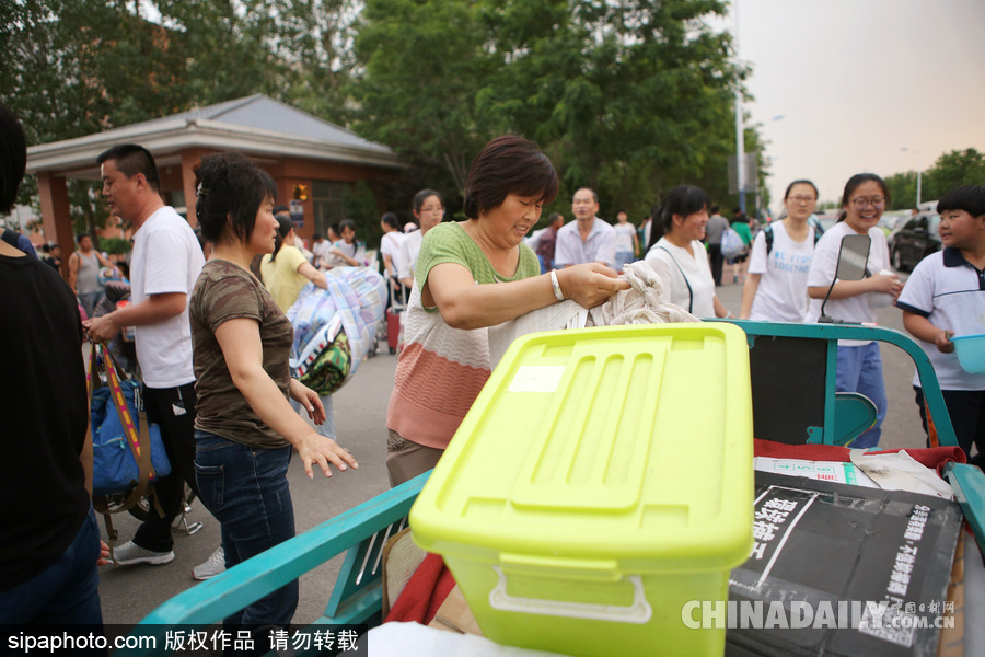 山東濱州：高考住宿生搬離宿舍場面 壯觀不輸春運(yùn)