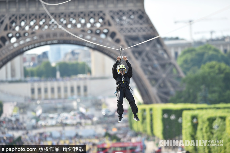 不僅是游泳冠軍更是溜索高手 法國(guó)游泳名將拉庫爾埃菲爾鐵塔上演空中溜索