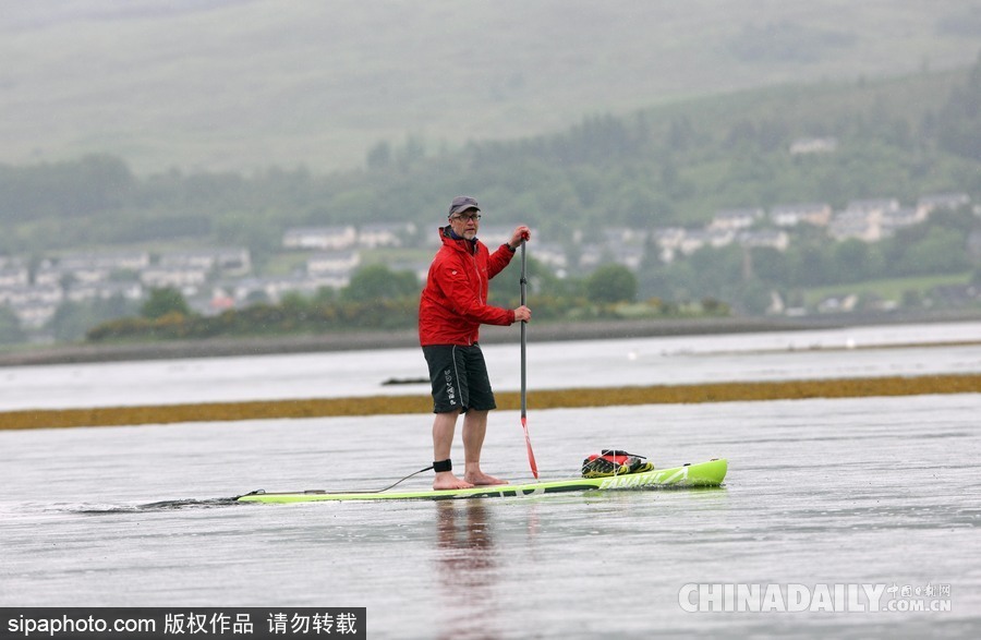 生活真是愜意！英國一男子每天劃船上班