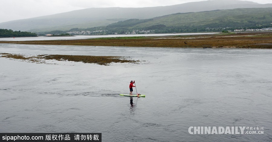 生活真是愜意！英國(guó)一男子每天劃船上班