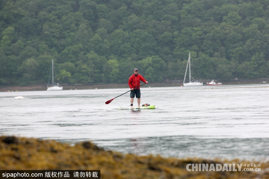 生活真是愜意！英國一男子每天劃船上班