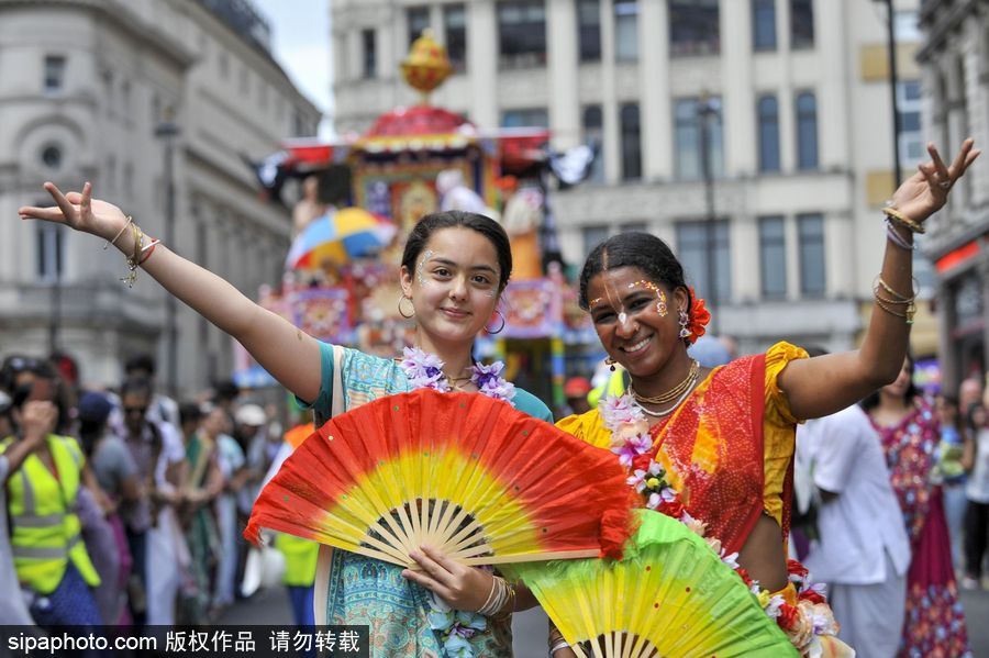 英國(guó)倫敦慶祝倫敦壇車(chē)節(jié) 民眾一路載歌載舞