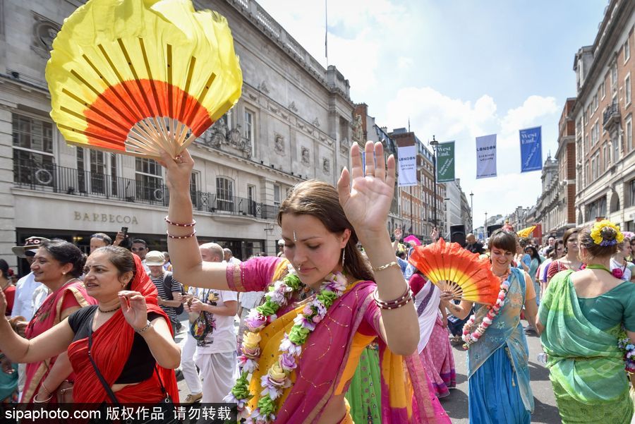 英國倫敦慶祝倫敦壇車節(jié) 民眾一路載歌載舞