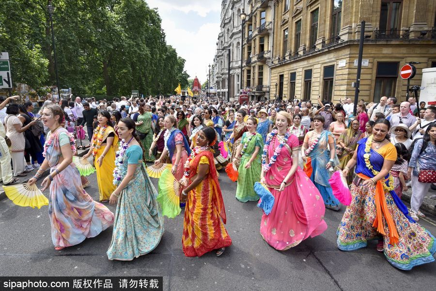 英國(guó)倫敦慶祝倫敦壇車節(jié) 民眾一路載歌載舞