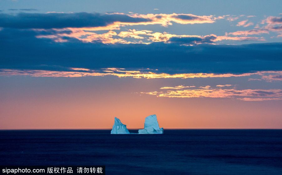 浪漫窒息美景 攝影師抓拍月亮從冰山升起瞬間