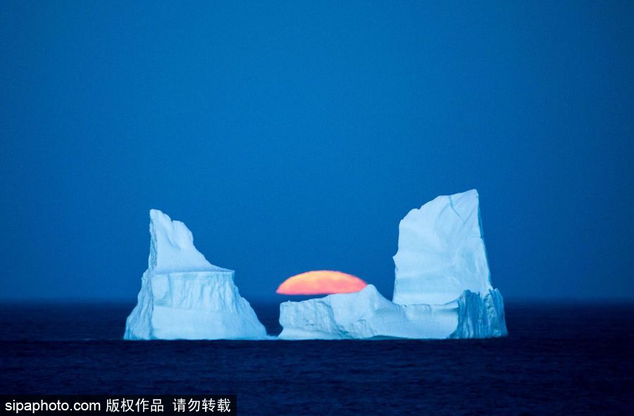 浪漫窒息美景 攝影師抓拍月亮從冰山升起瞬間