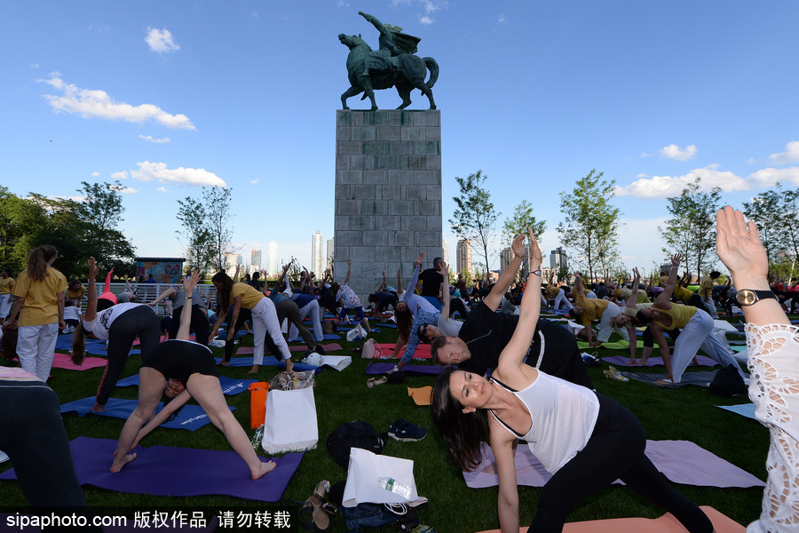 聯(lián)合國(guó)總部慶祝“國(guó)際瑜伽日” 聚集千名愛好者參加瑜伽課程