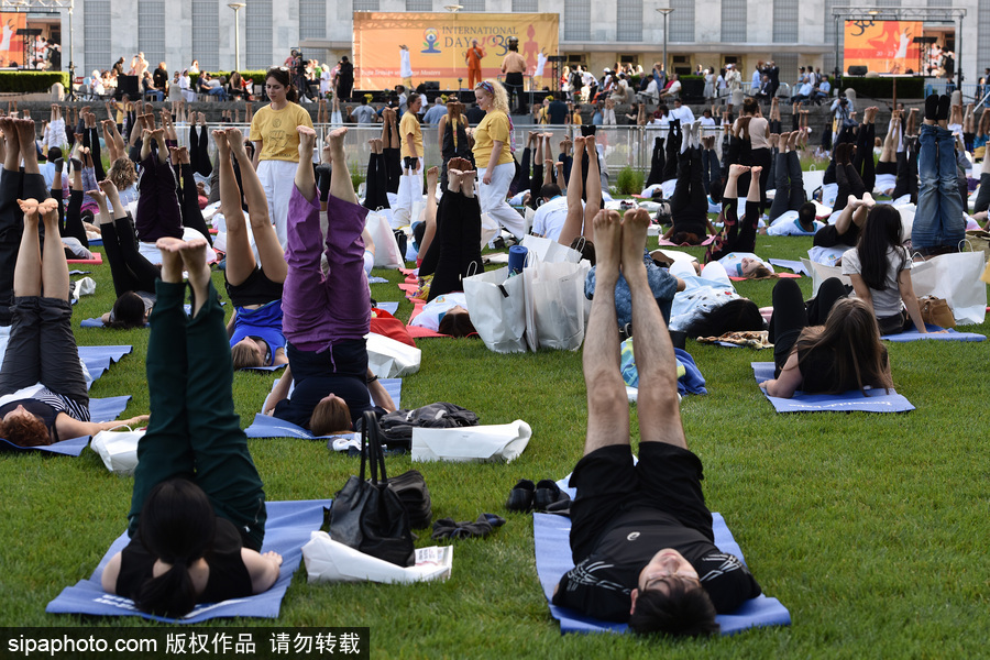 聯(lián)合國總部慶祝“國際瑜伽日” 聚集千名愛好者參加瑜伽課程