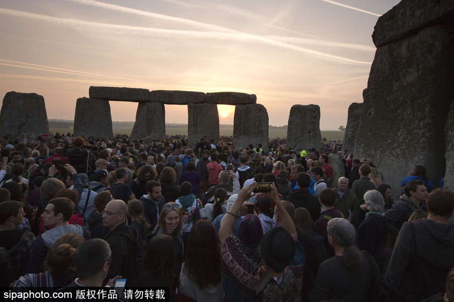 英國民眾聚集史前巨石陣 慶祝夏至日到來