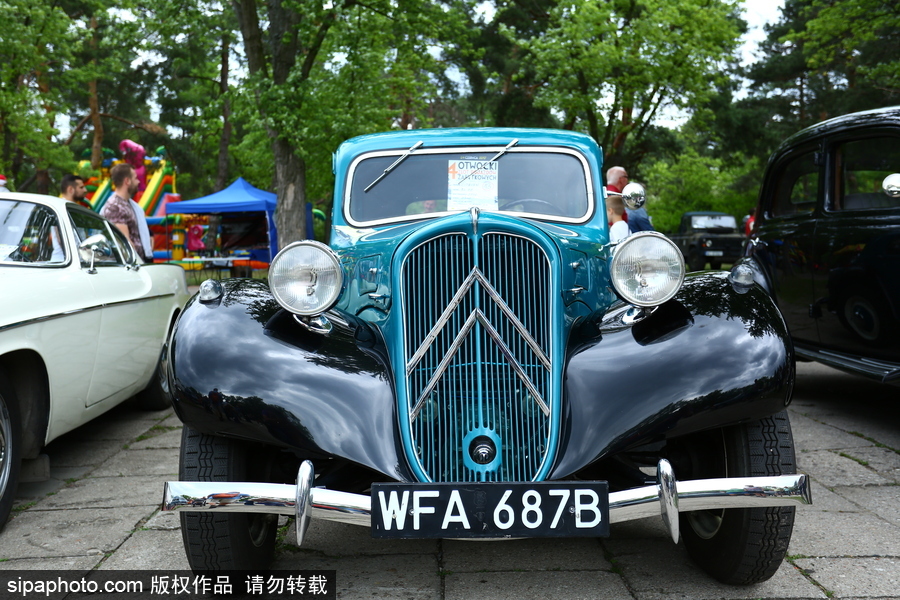 波蘭舉行復(fù)古車展 細(xì)數(shù)經(jīng)典老爺車停留的歲月