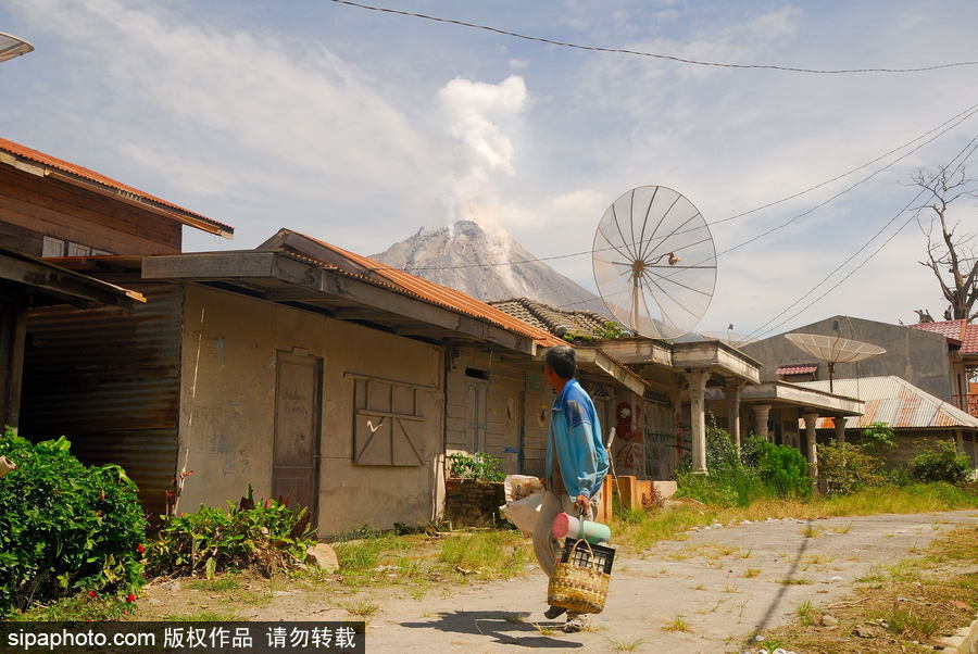 心態(tài)好！錫納朋火山熔巖量持續(xù)增加 居民淡然生活