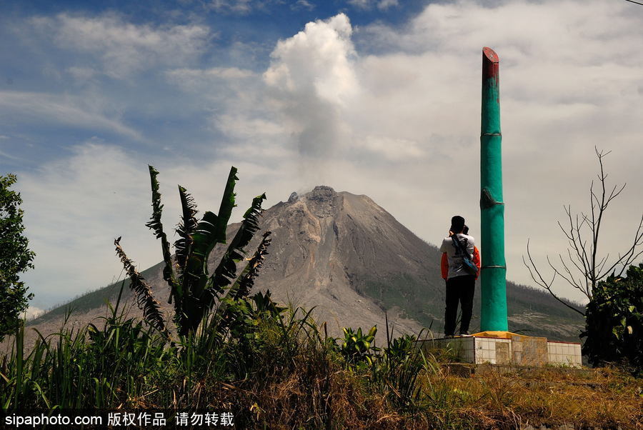 心態(tài)好！錫納朋火山熔巖量持續(xù)增加 居民淡然生活