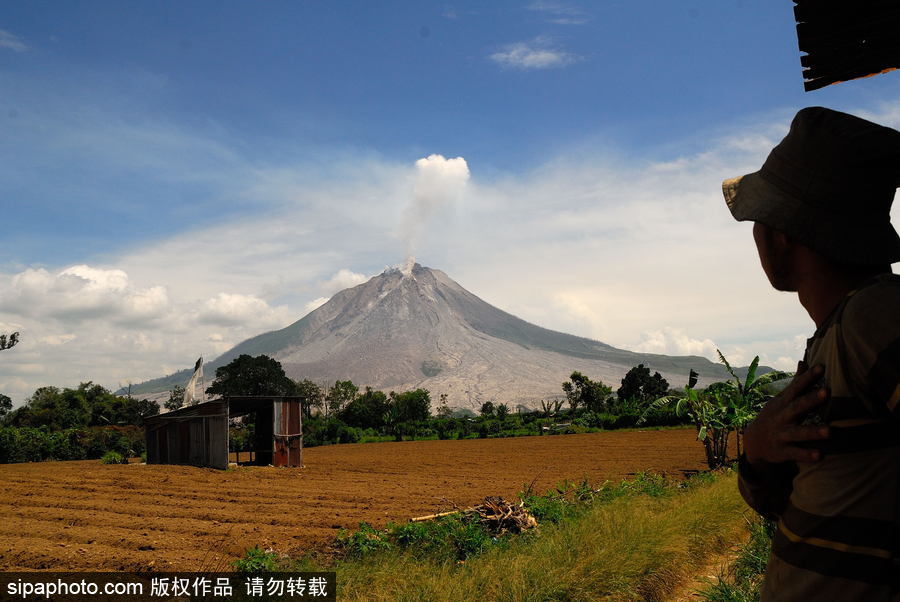 心態(tài)好！錫納朋火山熔巖量持續(xù)增加 居民淡然生活