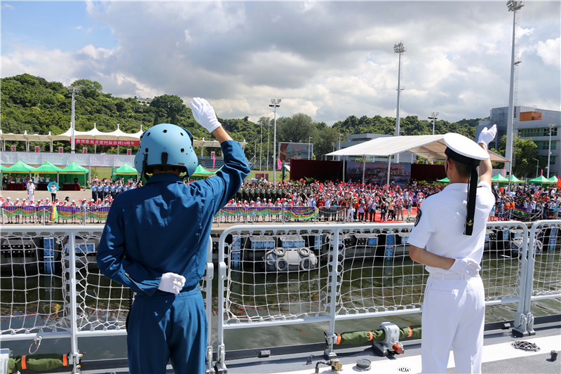 海軍遼寧艦編隊(duì)離開(kāi)香港 香港特區(qū)政府舉行隆重歡送儀式