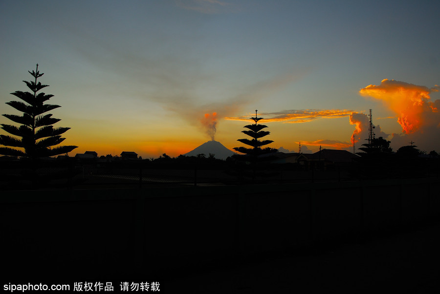 印尼錫納朋火山持續(xù)噴發(fā) 日暮時(shí)分火光沖天染紅天際