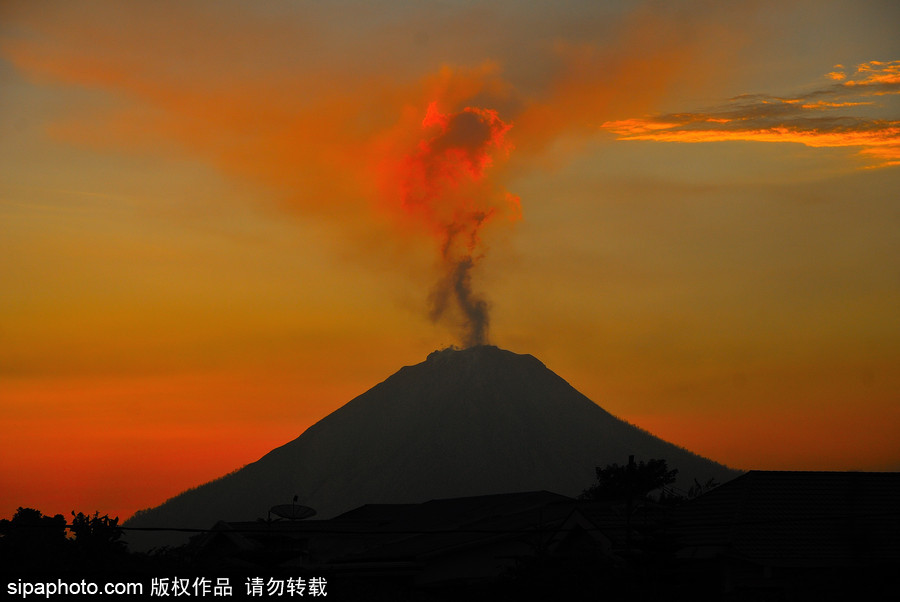 印尼錫納朋火山持續(xù)噴發(fā) 日暮時(shí)分火光沖天染紅天際