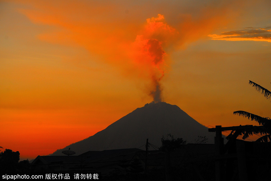 印尼錫納朋火山持續(xù)噴發(fā) 日暮時(shí)分火光沖天染紅天際