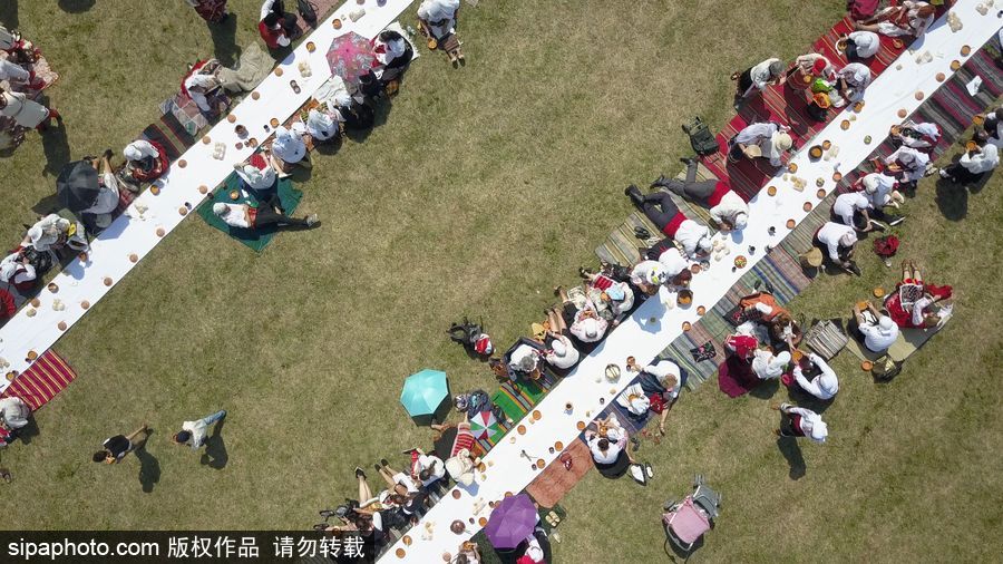 保級利亞舊式婚禮擺“長桌宴” 超4000人參加欲打破吉尼斯世界紀錄