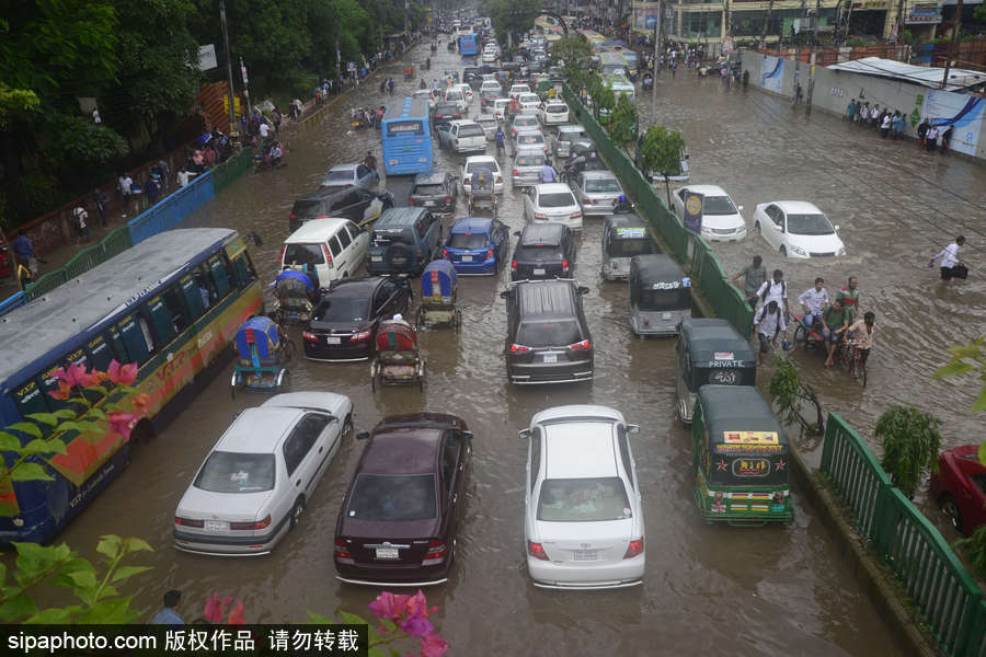 孟加拉國暴雨導(dǎo)致洪水泛濫 街頭交通癱瘓