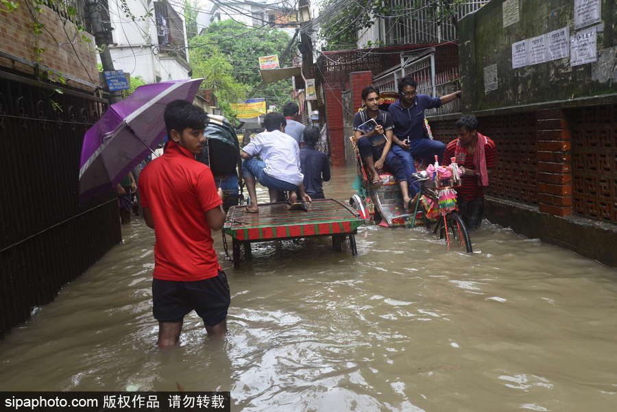 孟加拉國(guó)暴雨導(dǎo)致洪水泛濫 街頭交通癱瘓