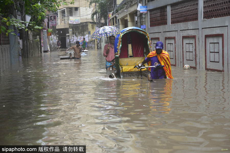 孟加拉國(guó)暴雨導(dǎo)致洪水泛濫 街頭交通癱瘓