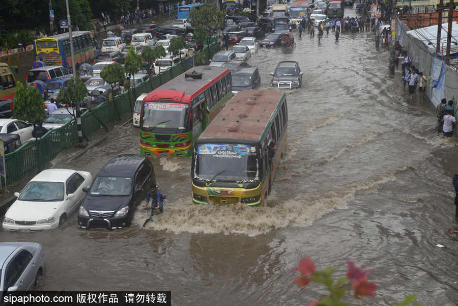 孟加拉國暴雨導(dǎo)致洪水泛濫 街頭交通癱瘓