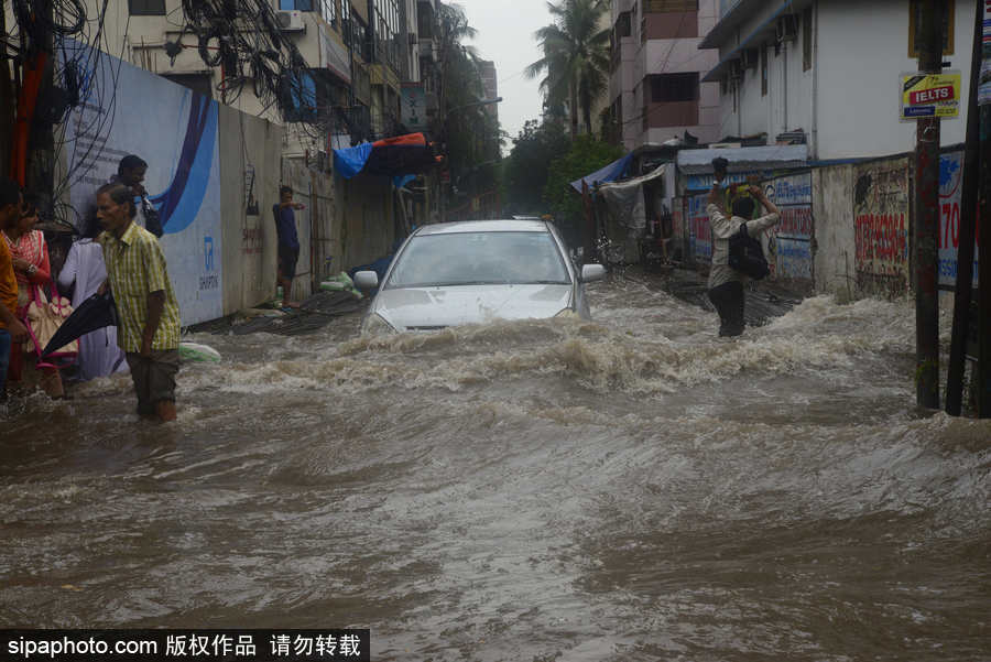 孟加拉國暴雨導(dǎo)致洪水泛濫 街頭交通癱瘓