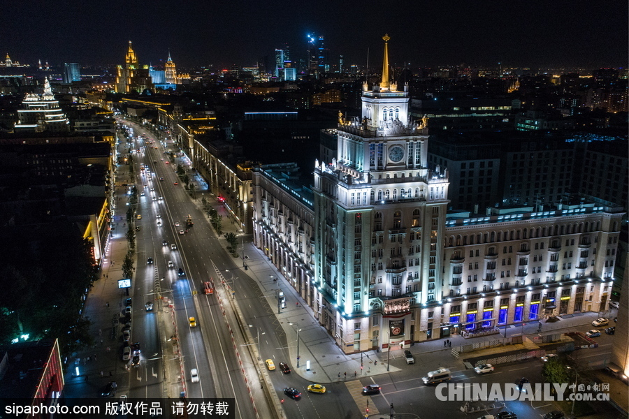 俄羅斯莫斯科城市夜景 燈光通明街頭車輛川流不息