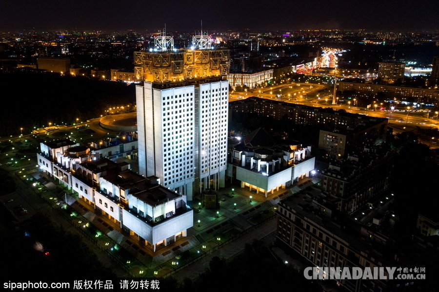 俄羅斯莫斯科城市夜景 燈光通明街頭車輛川流不息