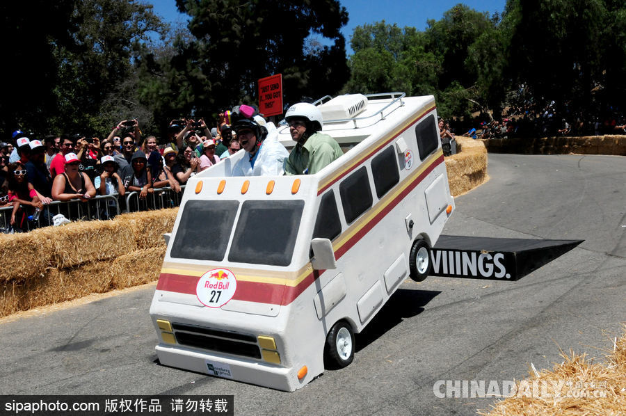 紅牛肥皂盒汽車(chē)大賽美國(guó)洛杉磯精彩上演 古怪造型滑稽搞笑引爆全場(chǎng)