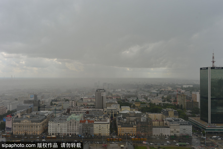 風(fēng)暴襲擊波蘭首都華沙 城市上空黃沙蔽日