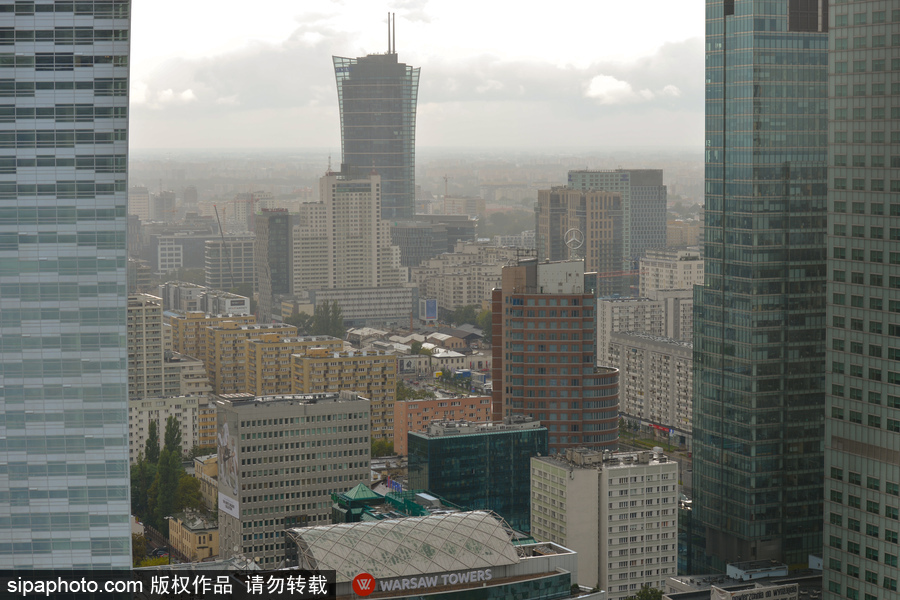 風暴襲擊波蘭首都華沙 城市上空黃沙蔽日