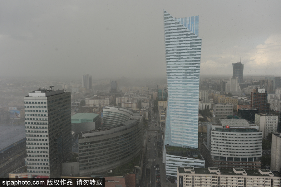 風暴襲擊波蘭首都華沙 城市上空黃沙蔽日