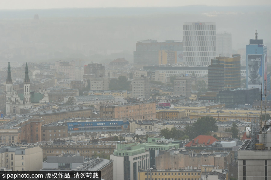 風(fēng)暴襲擊波蘭首都華沙 城市上空黃沙蔽日