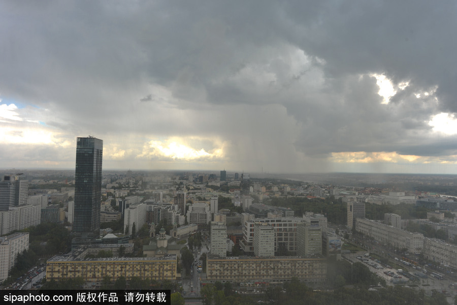 風(fēng)暴襲擊波蘭首都華沙 城市上空黃沙蔽日