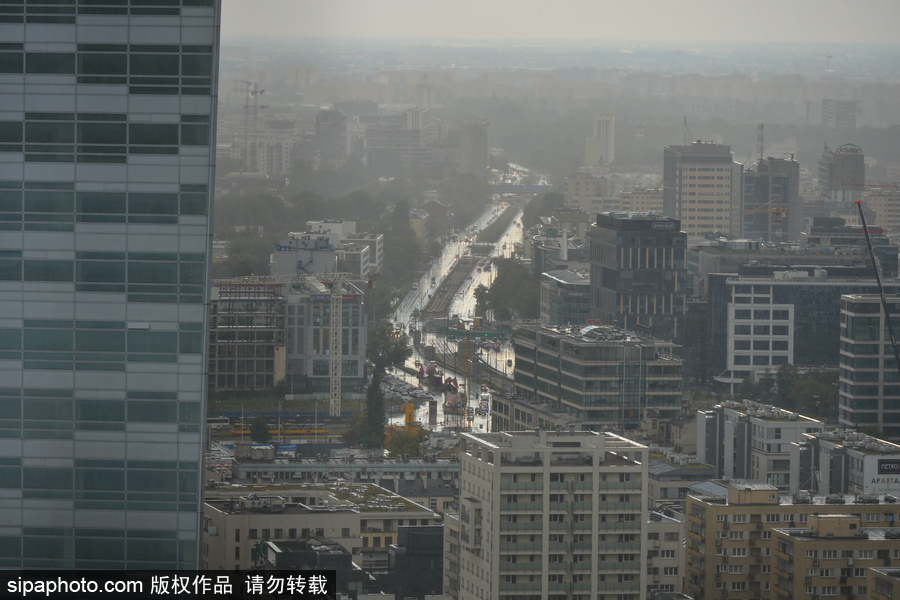 風(fēng)暴襲擊波蘭首都華沙 城市上空黃沙蔽日