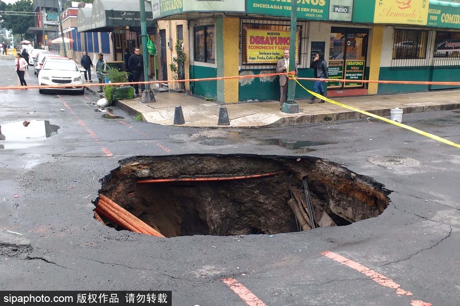 比利時布魯塞爾中央車站路面塌陷 驚現(xiàn)巨坑