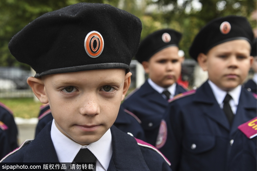 俄羅斯“知識(shí)日” 西伯利亞軍事學(xué)校萌娃穿制服慶祝