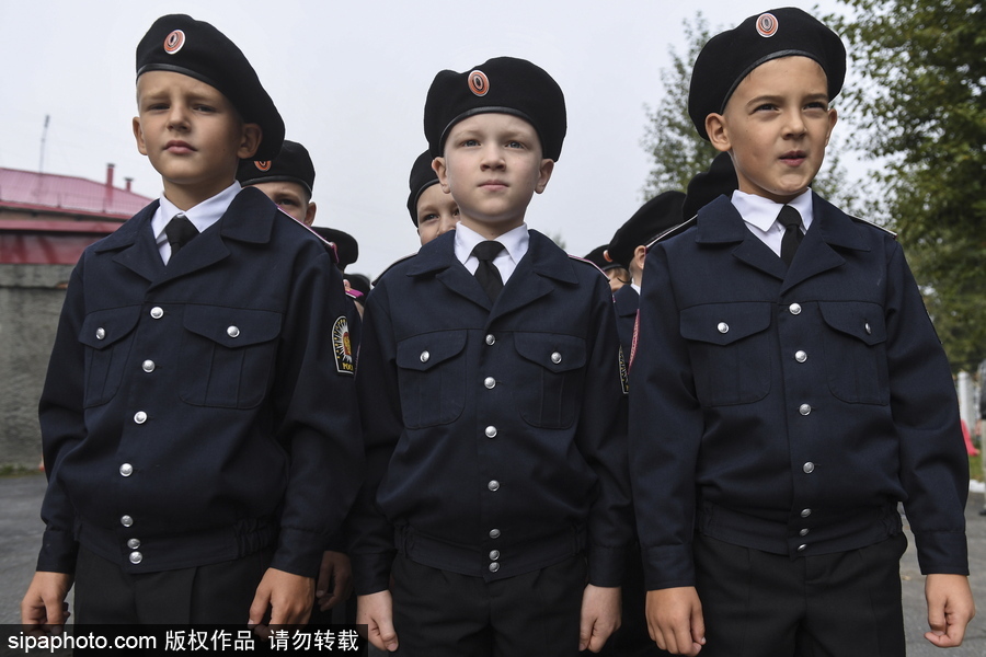 俄羅斯“知識日” 西伯利亞軍事學(xué)校萌娃穿制服慶祝