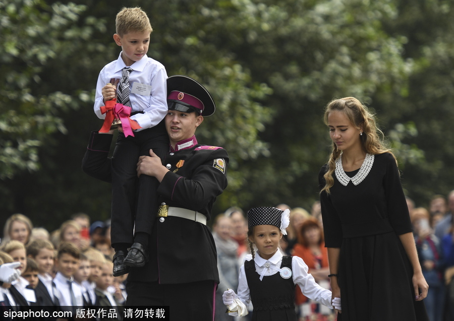 俄羅斯“知識日” 西伯利亞軍事學(xué)校萌娃穿制服慶祝