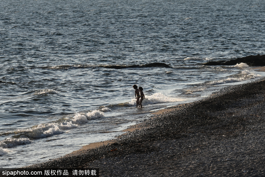 希臘原油泄漏致重大污染 海灘一片焦黑