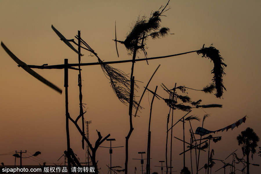 印尼迎來傳統(tǒng)風(fēng)車節(jié) 風(fēng)帆舞動夕陽剪影下美如畫