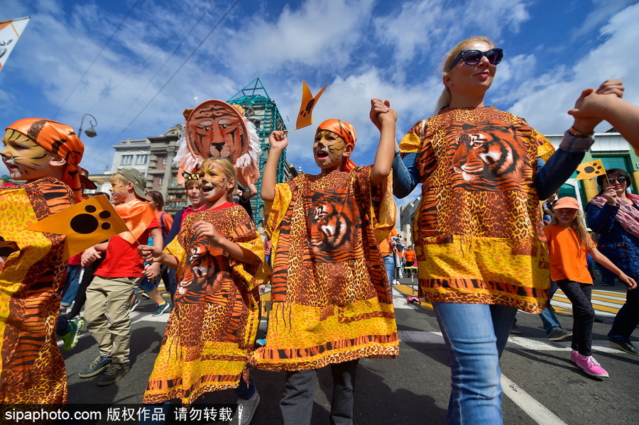 俄羅斯海參崴慶祝“老虎日” 民眾街頭扮老虎