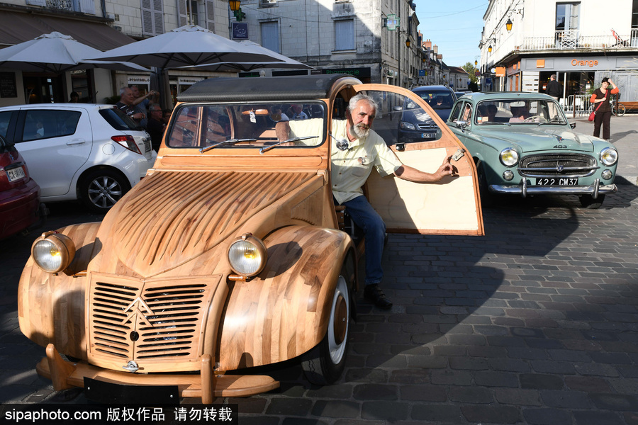 法國(guó)退休木工手工打造木制老爺車(chē) 自帶引擎上路超拉風(fēng)