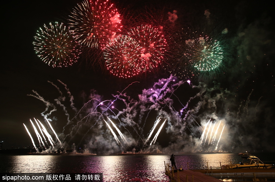 2017年國(guó)際光明節(jié)閉幕 煙花照亮莫斯科夜空