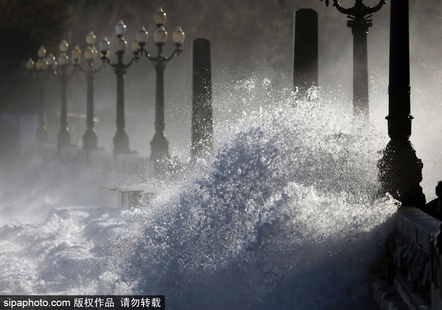 風暴襲擊雅爾塔掀起巨浪 民眾淡定圍觀