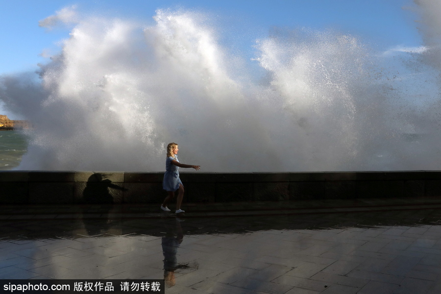 風暴襲擊雅爾塔掀起巨浪 民眾淡定圍觀