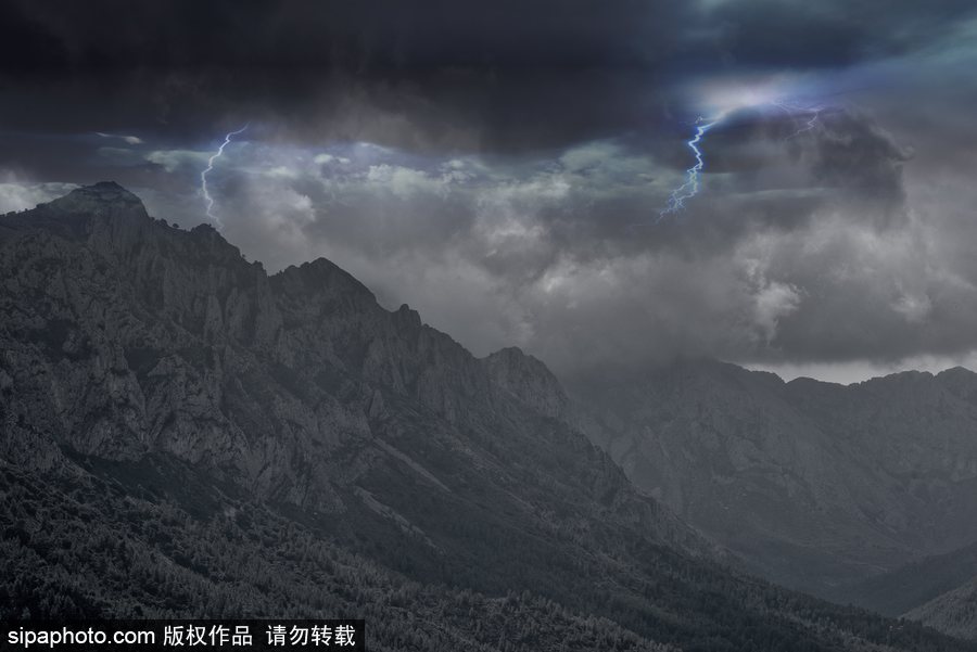 超現(xiàn)實(shí)魔幻大片 西班牙山谷雷電場(chǎng)景震撼