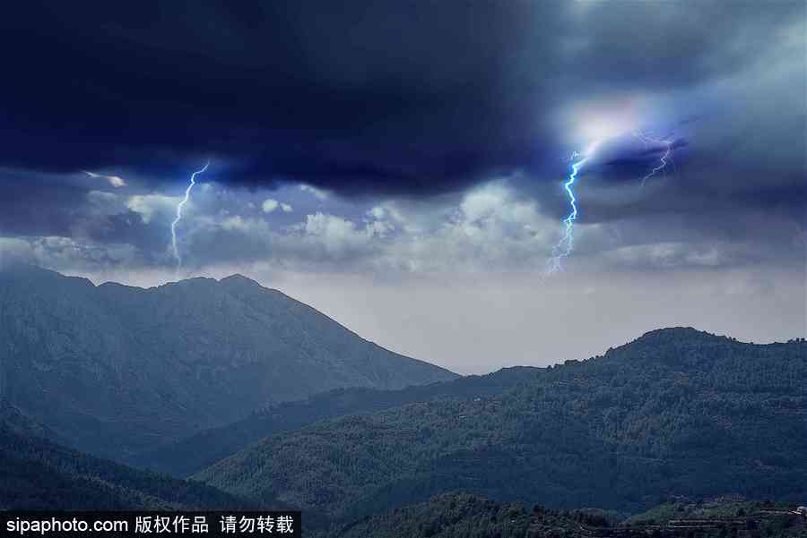 超現(xiàn)實(shí)魔幻大片 西班牙山谷雷電場(chǎng)景震撼