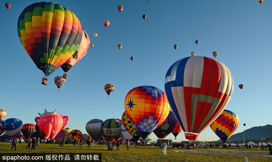 阿布奎基國際熱氣球節(jié)持續(xù)進(jìn)行中 色彩斑斕點綴天空